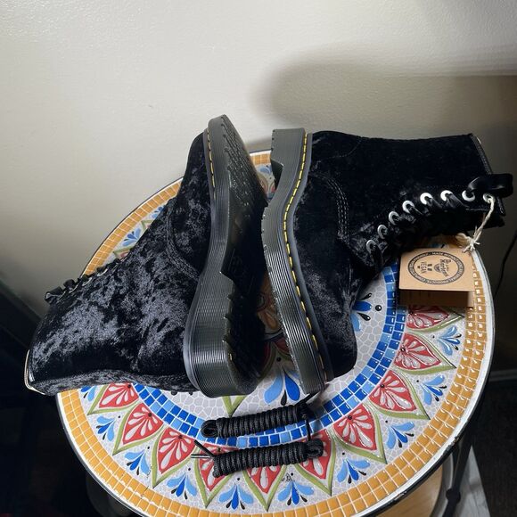 Dr. Doc Martens 1460 Vegan Crushed Velvet Womens Size 8 Boots Black Laces 8-Eye - Picture 6 of 8